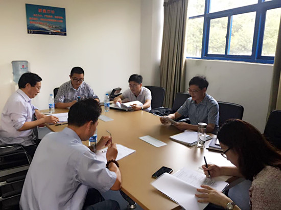 9月21日下午,民盟江苏海事学院支部召开了支部换届大会后的第一次支部委员会议,会议由主委鲍建成主持,除宣传委员吴雪花老师出国进修外,其他六名委员均准时参加了本次会议。 首先,鲍建成对新支部领导班子的成立表示祝贺,并对上半年支部的工作做了简单的总结,对各位委员在工作中的辛勤付出表示感谢,他还传达了今年七月参加的江苏民盟盟务骨干培训班的会议精神。会上,他对支部委员会新一届成员的工作做了详细分工,明确每位委员具体的工作内容和范围,并对下一阶段的重点工作作了详细的解读和部署。最后,大家就如何做好自己的重点工作进行