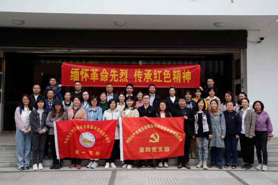 1682306074389047472.jpg 参观瞿秋白纪念馆照片_副本.jpg