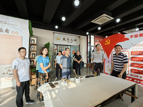 参观栖霞“盟员之家”2_副本.jpg